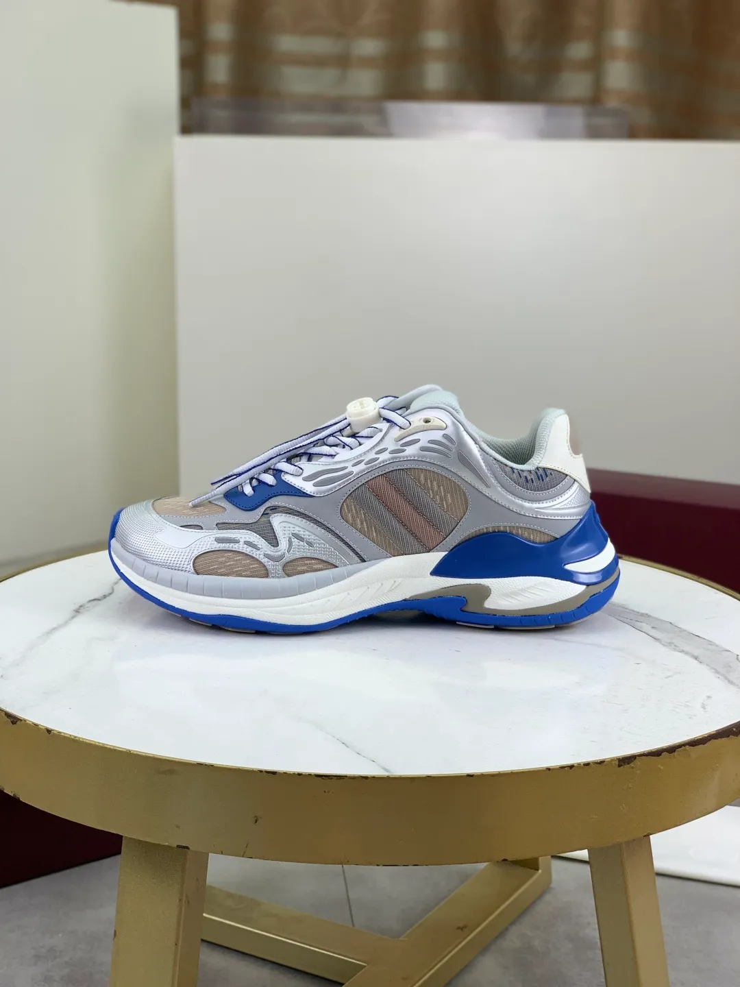 Men's shoes 💰P980 new style 💰 Gucci, couple style, women's style will be released later, new 2.0 futuristic sneakers‼ ️A pair of subversive sneakers is here. Gucci 2.0, a full series of 4 colors with key investment, smart silhouette: slightly curved forefoot design, you can clearly feel the propulsion when commuting and trotting, and it can enhance the sense of line extension when paired with wide-leg pants or cycling pants. EVA thick soles not only have a comfortable height-increasing effect, but also reduce weight (it actually lasts 3 hours of shopping without tiring your feet!) Highlight moments for lazy people: 2. Just choose it for airport wear! You can take them off in seconds after passing the security check (you can put them on as soon as you lift the heel strap), because the shoes come with a sliding buckle, so no need! ! Tie your shoes. Really achieve the sense of relaxation that goes with you. Size: Female 35-40 Male 39-45